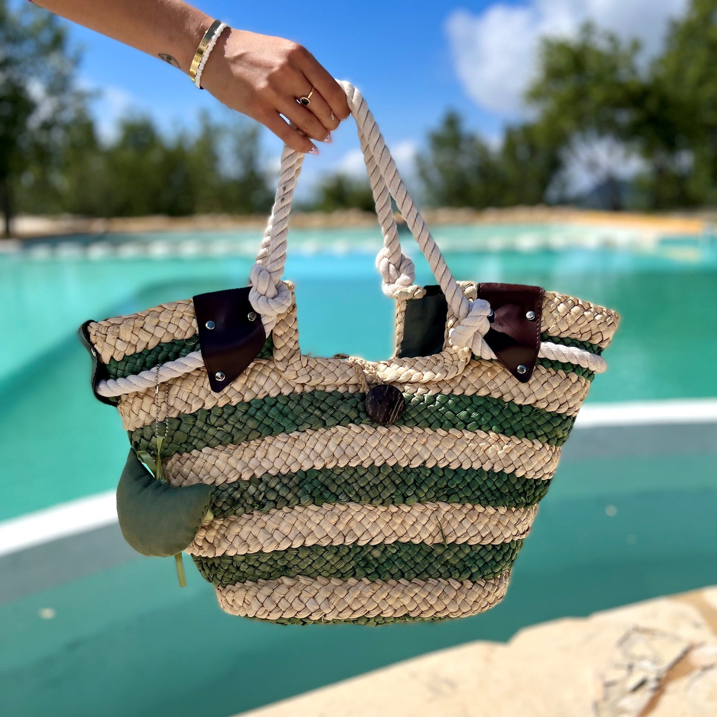Straw Beach tote with rope