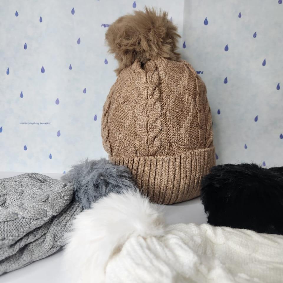 POM-POM Cozy Woolen Beanie