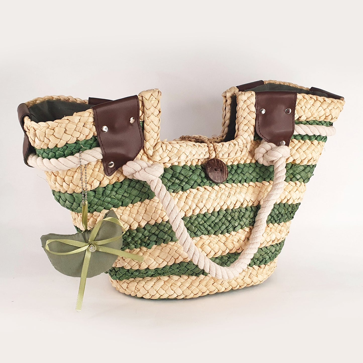 Straw Beach tote with rope